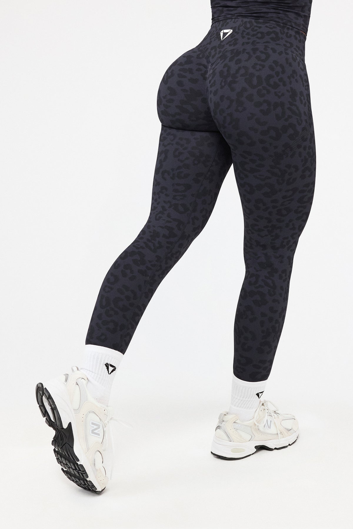 MOTION LEO MID WAIST SCRUNCH LEGGINGS V2