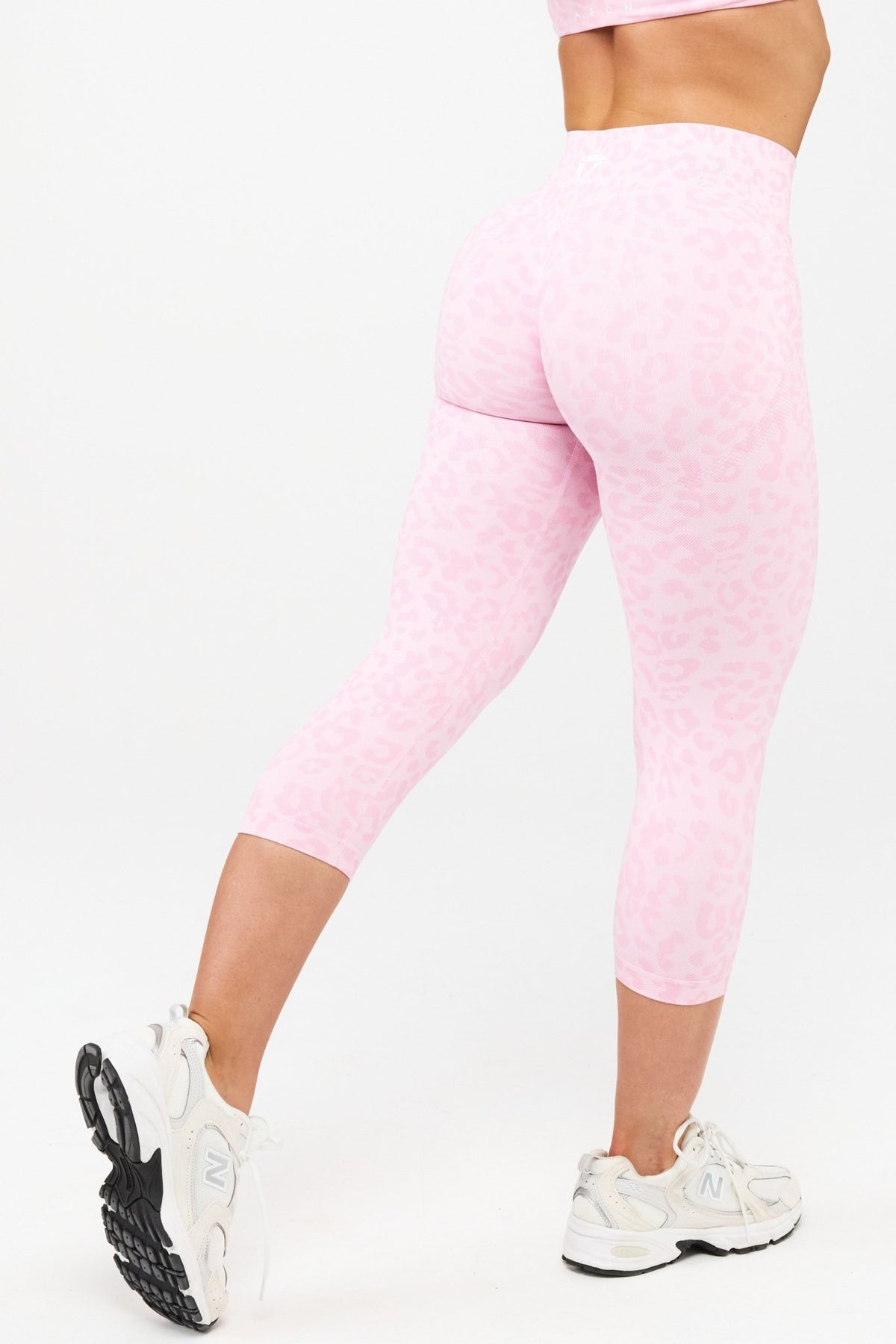 MOTION LEO MID WAIST SCRUNCH CAPRI LEGGINGS V2