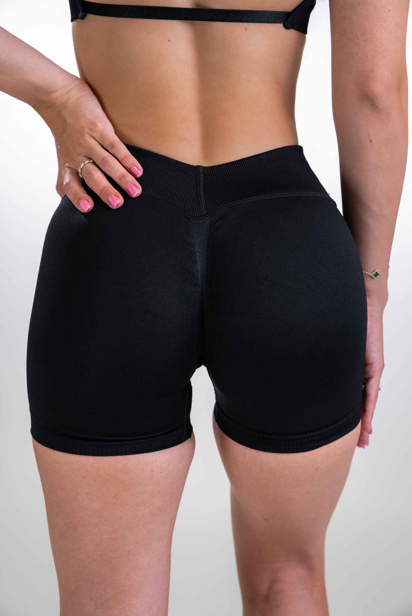 DEFINE V-BACK SCRUNCH SHORTS