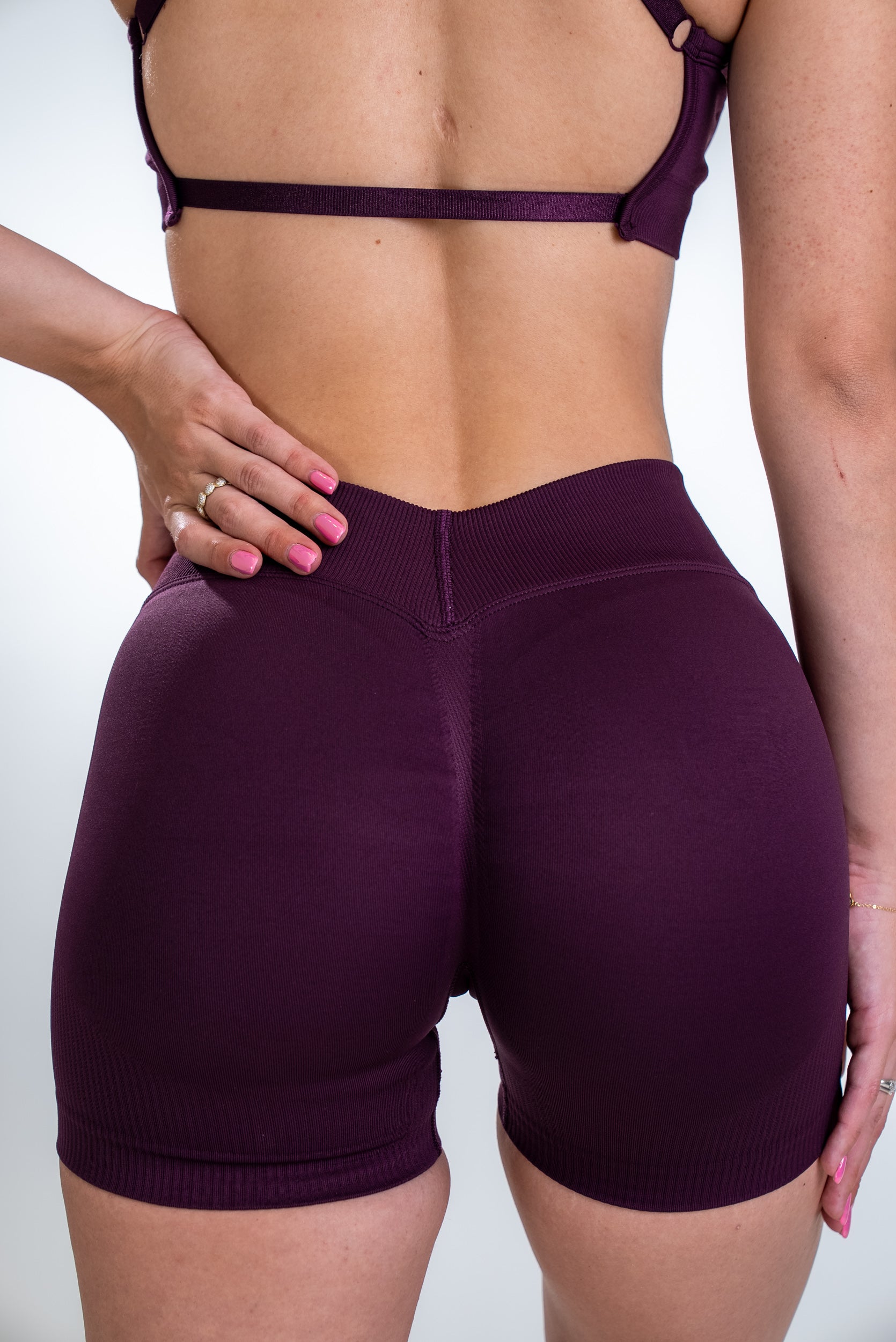 DEFINE V-BACK SCRUNCH SHORTS