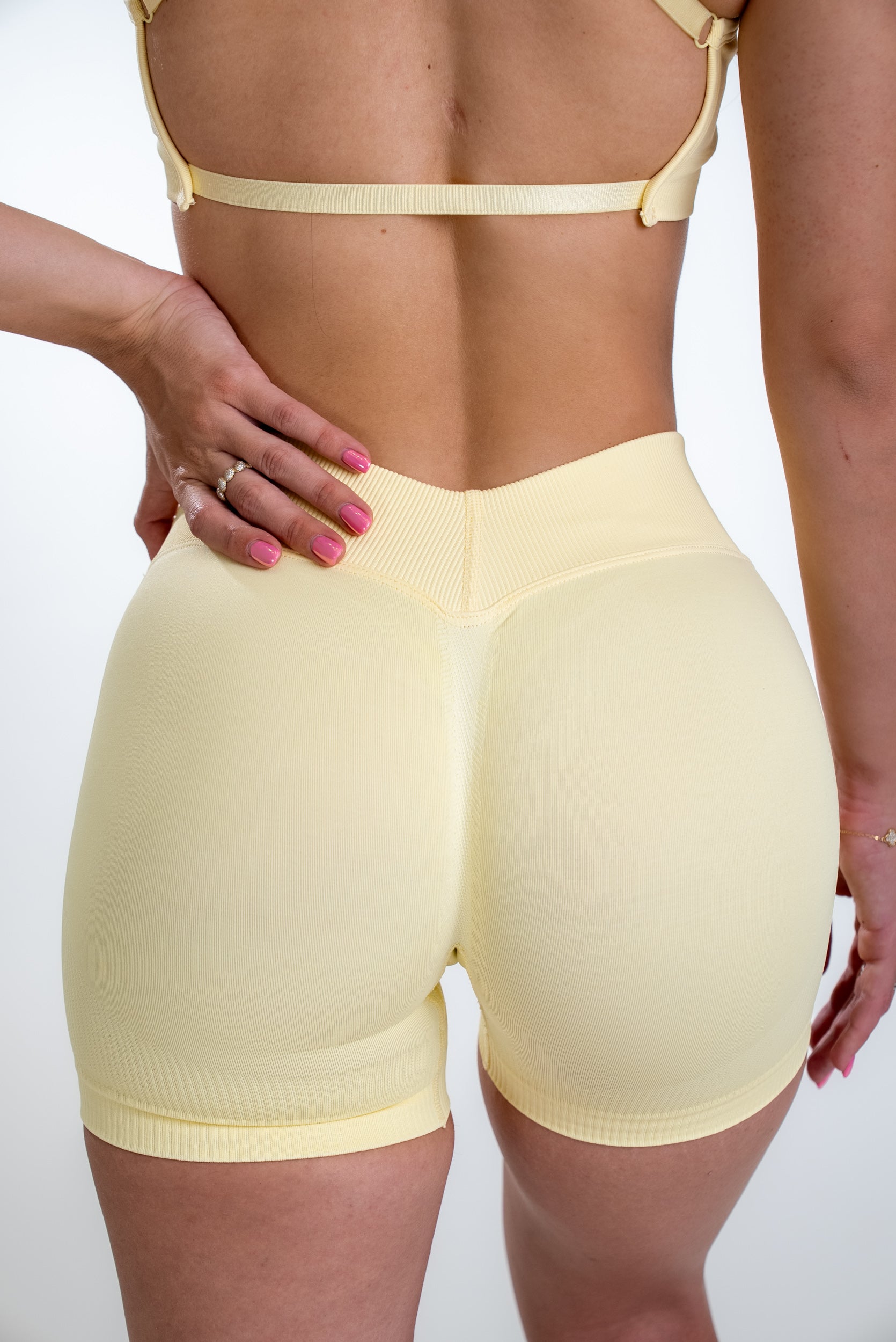 DEFINE V-BACK SCRUNCH SHORTS