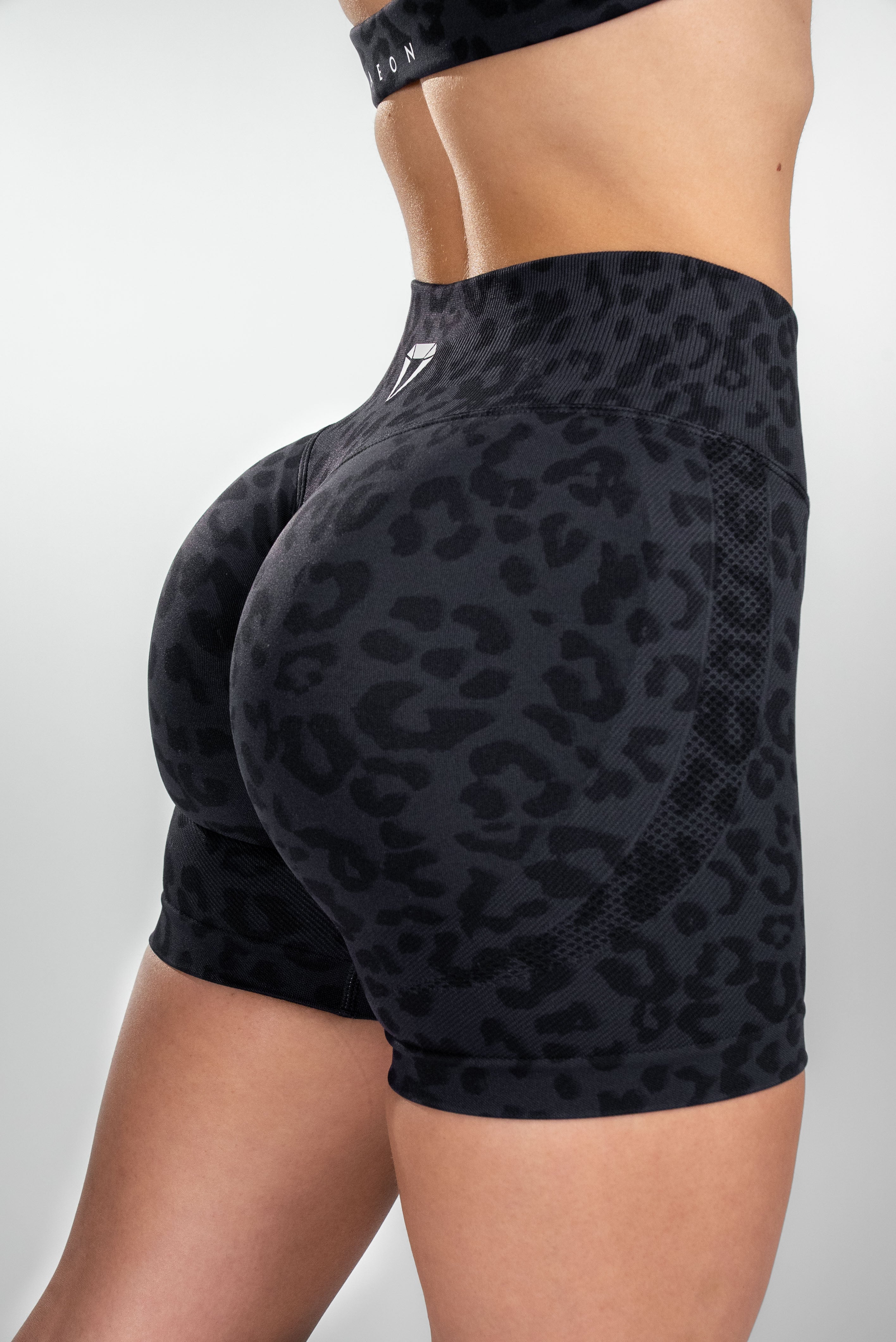 MOTION SEAMLESS LEO SHORTS V2