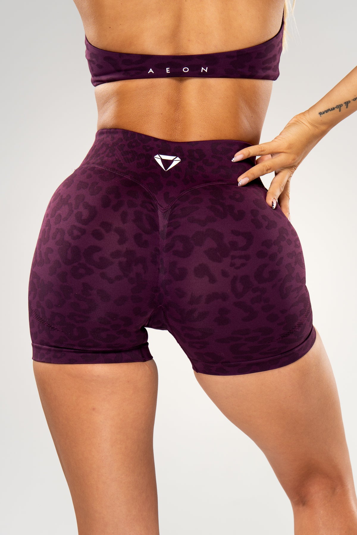 MOTION LEO MID WAIST SCRUNCH SHORTS V2