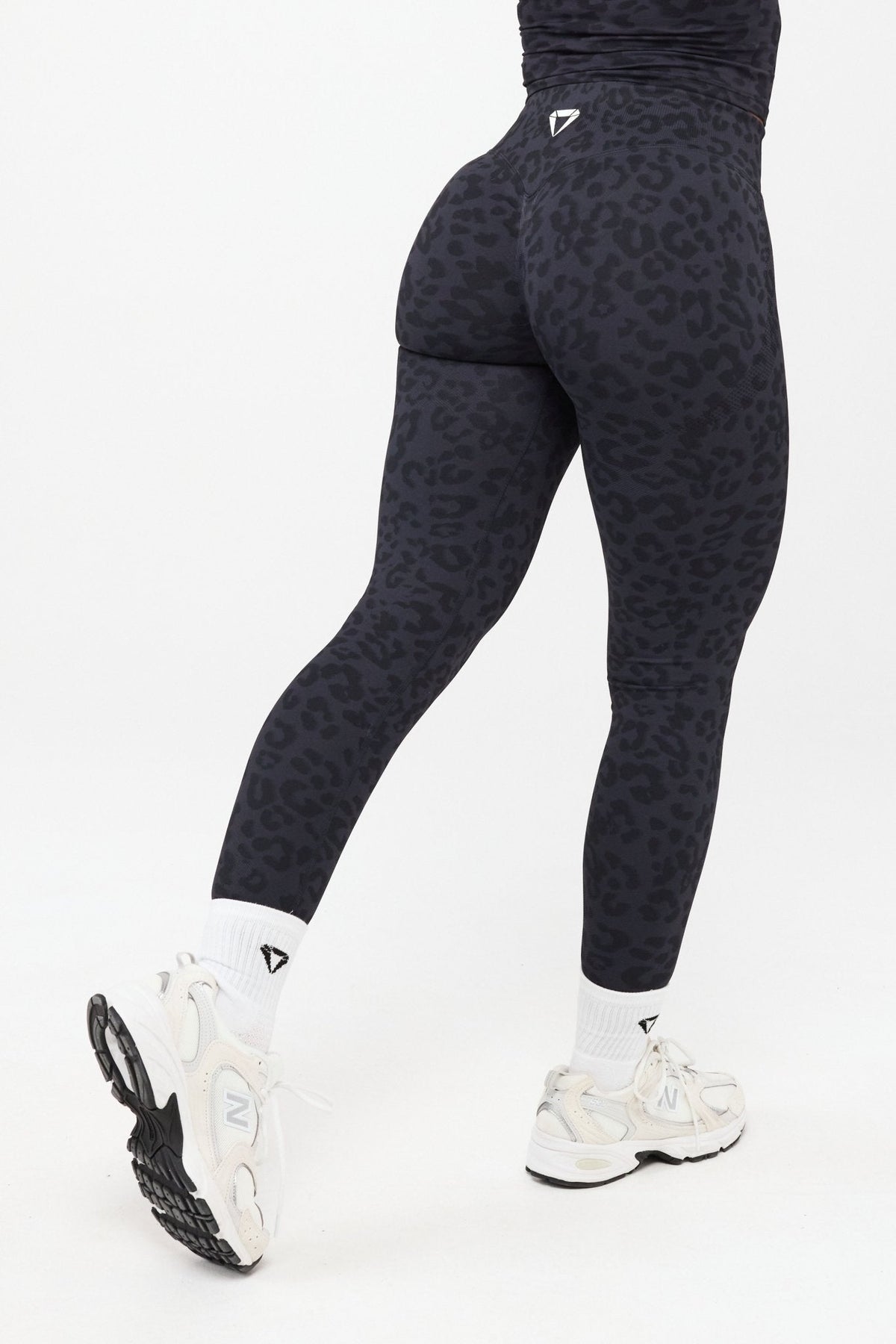 MOTION LEO MID WAIST SCRUNCH LEGGINGS V2 - Aeon Athletics